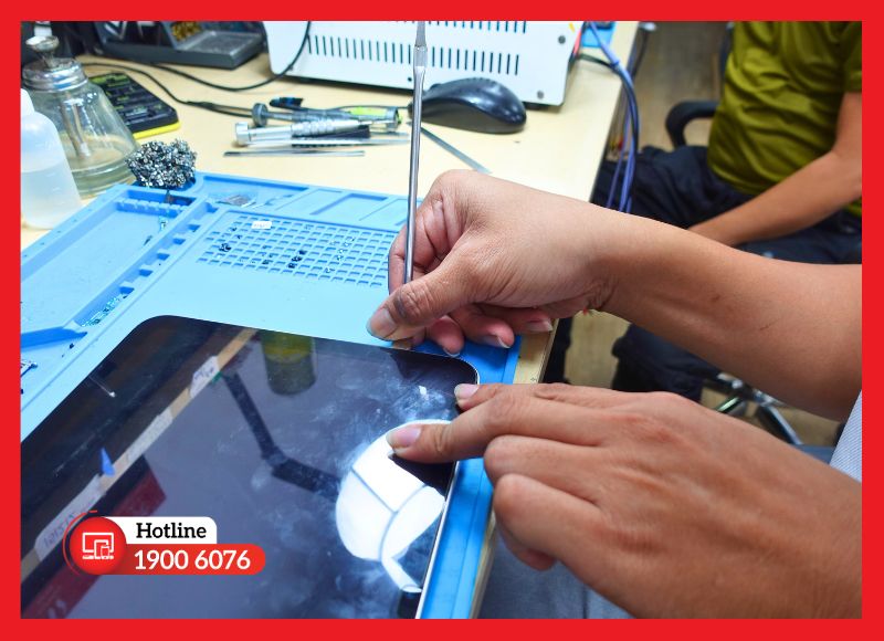 Kỹ thuật viên tay nghề cao đang thực hiện thay camera trước iPad Mini 5 minh bạch, uy tín tại iCare Center.