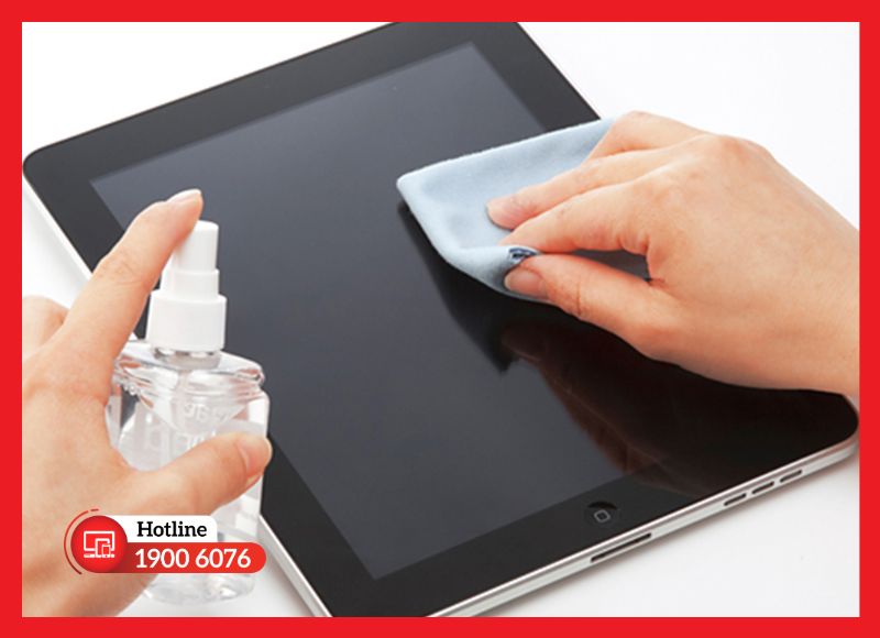 Hướng dẫn vệ sinh ống kính bằng khăn mềm đúng cách tại hệ thống.