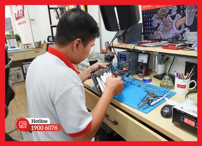 Chuyên viên kỹ thuật iCare Center đang thực hiện thay camera trước iPad Mini 6 chính hãng cho khách hàng tại TP.HCM.