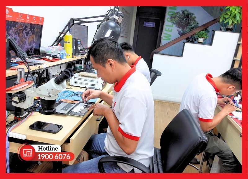 Kỹ thuật viên iCare Center kiểm tra lỗi camera trước iPad Mini 6 do áp lực đè ép gây hỏng cảm biến bên trong.