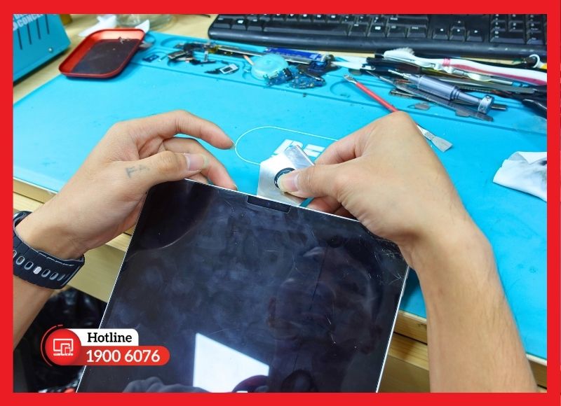 Kiểm tra cụm camera trước iPad Pro 10.5 bị mờ do bụi bẩn hoặc biến dạng vỏ nhôm tại iCare Center.