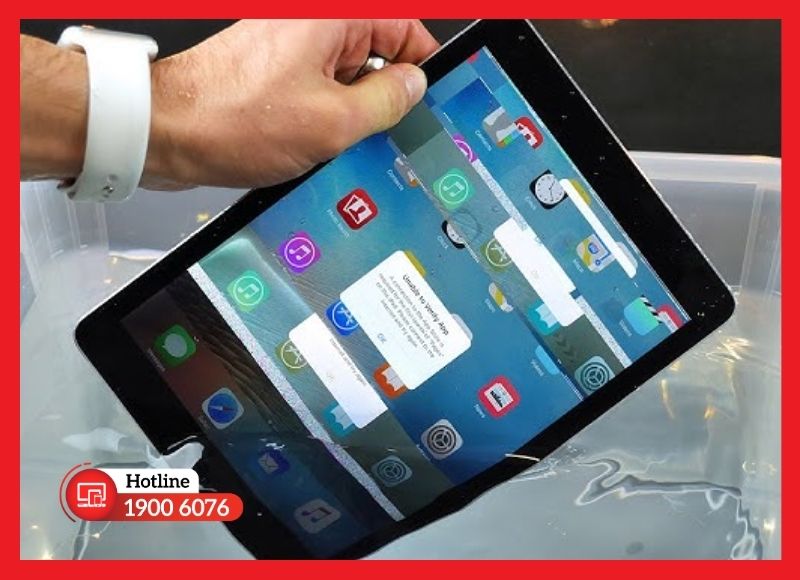 Hơi ẩm tích tụ là nguyên nhân hàng đầu khiến camera trước iPad Pro 9.7 bị mờ nhòe, sai màu