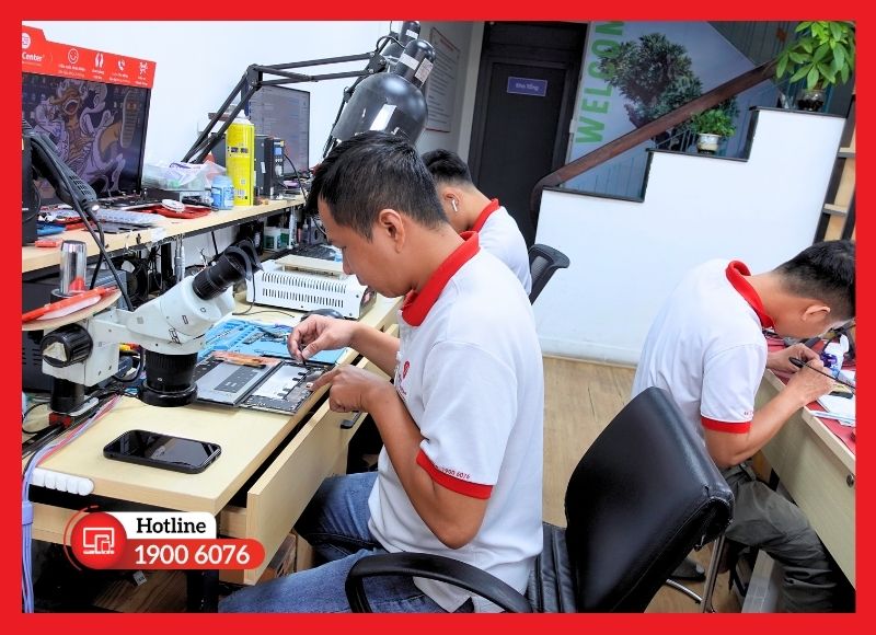 Kỹ thuật viên iCare Center đang thay cáp home iPad Gen 5 chính hãng, khách hàng ngồi xem trực tiếp tại TP.HCM.