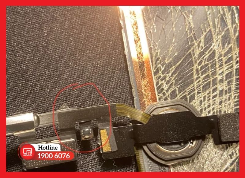 Tác động ngoại lực làm đứt dây ngầm bên trong buộc phải thay cáp home iPad Gen 8.