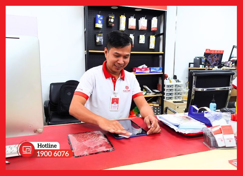 Kỹ thuật viên iCare Center kiểm tra và thay cáp home iPad Mini 5 chuyên nghiệp tại TPHCM.