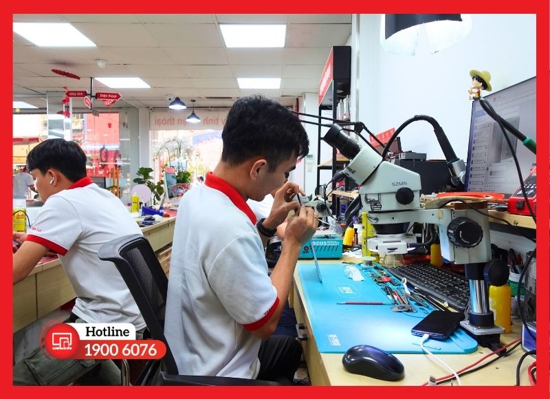 Kỹ thuật viên iCare Center thay cáp Home iPad Pro 10.5 do lỗi liệt nút