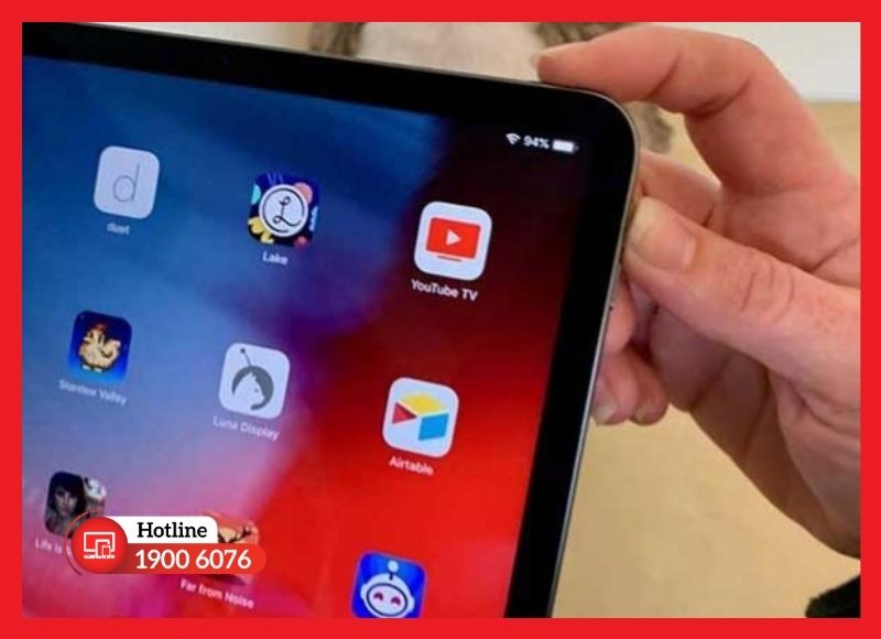 Tổng hợp các dấu hiệu nhận biết nút nguồn iPad Gen 8 bị liệt, kẹt cứng hoặc mất độ đàn hồi cần thay thế ngay.