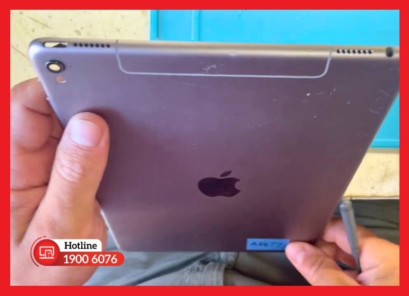 Các tác nhân vật lý và môi trường làm hỏng cáp nút nguồn trên thiết bị iPad Pro 9.7