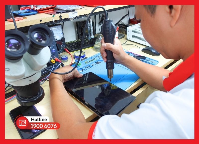 Quy trình thay cáp tai nghe iPad Gen 8 công khai, minh bạch giúp khách hàng an tâm tuyệt đối tại iCare Center.