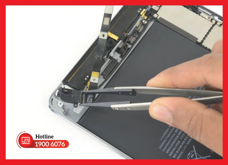 Jack tai nghe iPad Mini 5 bị hỏng do tác động vật lý hoặc sử dụng phụ kiện kém chất lượng.