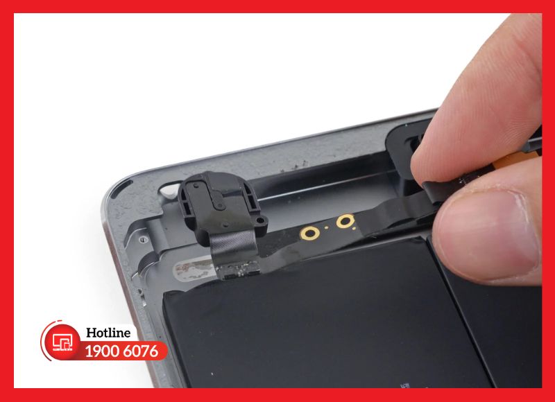 Tình trạng jack tai nghe iPad Mini 5 bị oxy hóa và bám bụi bẩn sau thời gian dài sử dụng.