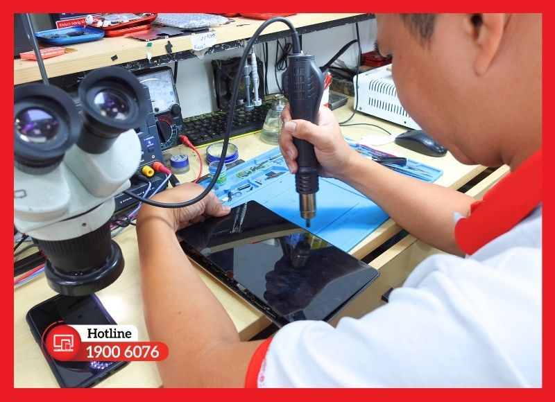 Kỹ thuật viên kiểm tra mức độ hao mòn và đứt ngầm để xác định nguyên nhân hỏng jack tai nghe iPad Pro 9.7