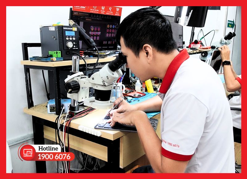 Kỹ thuật viên tại iCare Center thực hiện thao tác thay linh kiện chuẩn kỹ thuật