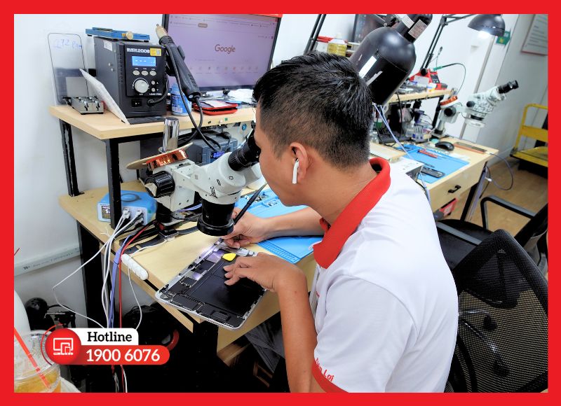 Kỹ thuật viên iCare thay cáp volume cho iPad Air 4 chuẩn chỉnh