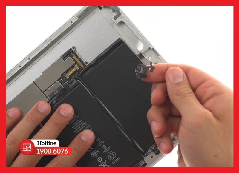 Vị trí cáp volume iPad Gen 5 kết nối với bo mạch chủ