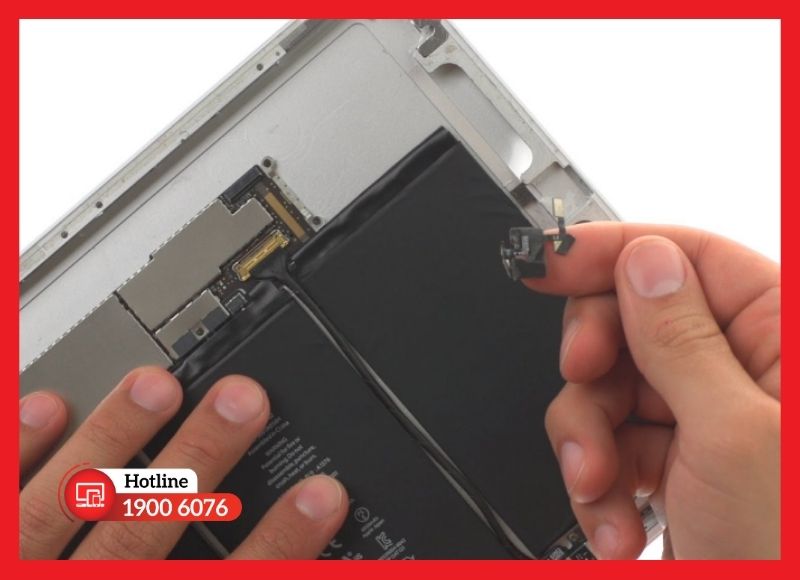 Ảnh minh họa: Cáp volume iPad Gen 8 bị đứt mạch hoặc oxy hóa do tác động từ môi trường.