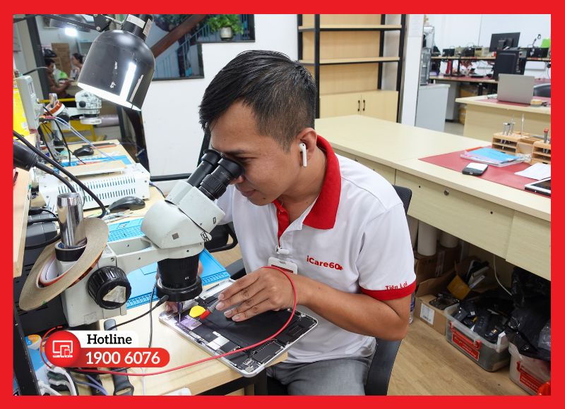 Kỹ thuật viên thực hiện quy trình thay cáp volume iPad Mini 5 công khai trực tiếp trước mặt khách hàng.