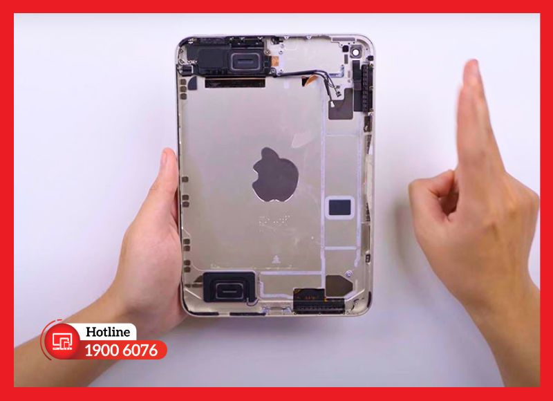 Cụm phím âm lượng iPad Mini 6 bị kẹt và biến dạng do va đập, cần thay cáp volume để khắc phục.