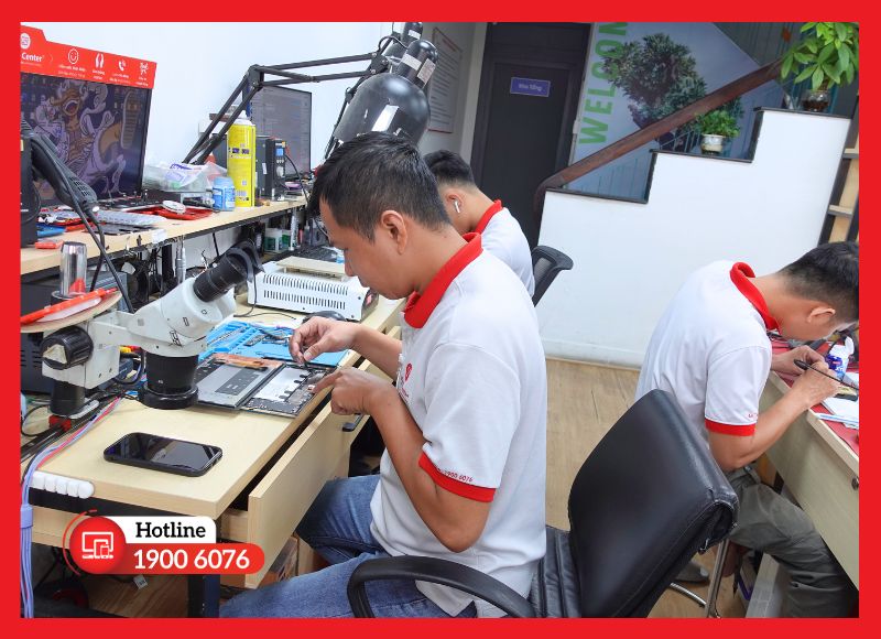 Kỹ thuật viên iCare Center tay nghề cao đang thực hiện tháo lắp và thay cáp volume iPad Mini 6 theo quy trình chuyên nghiệp.