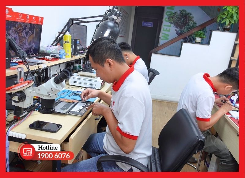 Kỹ thuật viên iCare Center thay cáp volume cho iPad Pro 9.7 trực tiếp tại cửa hàng ở TPHCM.