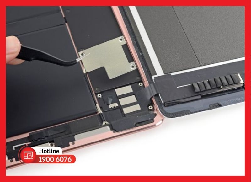 Cáp flex mỏng kết nối cụm phím vật lý với bo mạch chủ iPad Pro 9.7, thường bị hao mòn và cần thay cáp âm lượng.