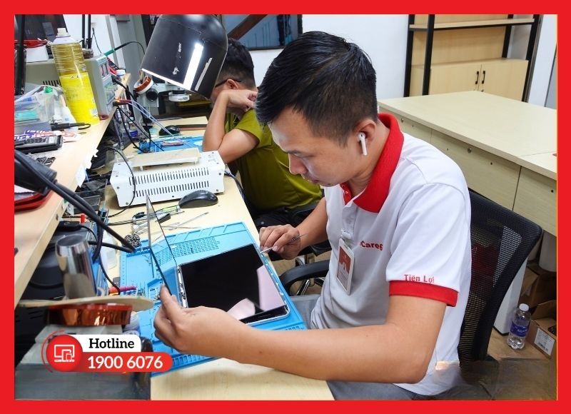 Kỹ thuật viên đang xử lý thay thế chân sạc iPad Gen 5