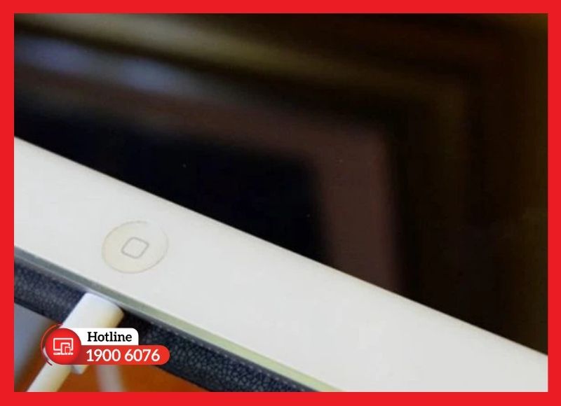 Vị trí chân sạc Lightning hàn trên mainboard iPad Gen 6.