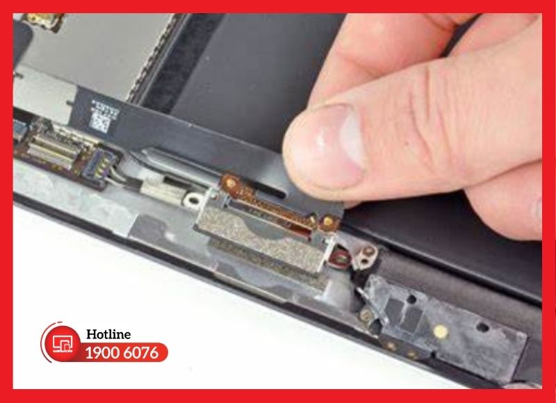 Chân sạc iPad Gen 6 bị oxy hóa và gãy chân tiếp xúc.