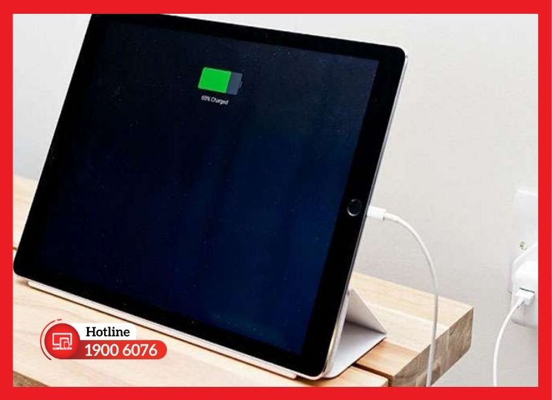 Thao tác cắm sạc đúng cách giúp tăng tuổi thọ iPad Gen 6.