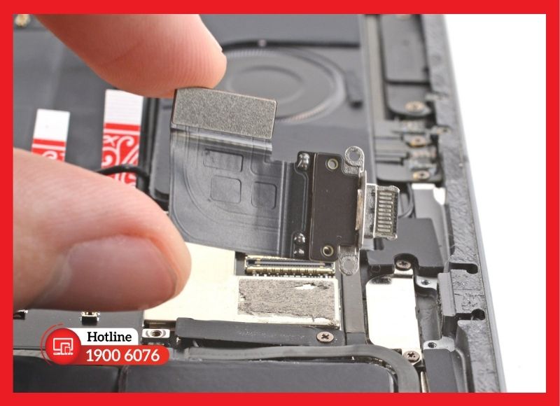 Cận cảnh chân sạc Lightning được hàn trực tiếp trên bo mạch chủ khi thay đuôi sạc iPad Gen 8.