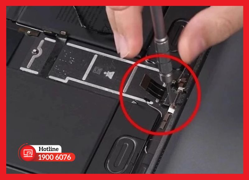 Chân sạc iPad Mini 5 bị mòn và bám bụi bẩn lâu ngày dẫn đến tình trạng sạc chập chờn.