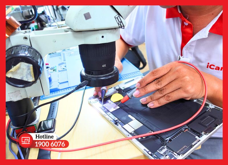 Kỹ thuật viên iCare Center dùng máy móc hiện đại để thay chân sạc iPad Mini 5 cho khách hàng.