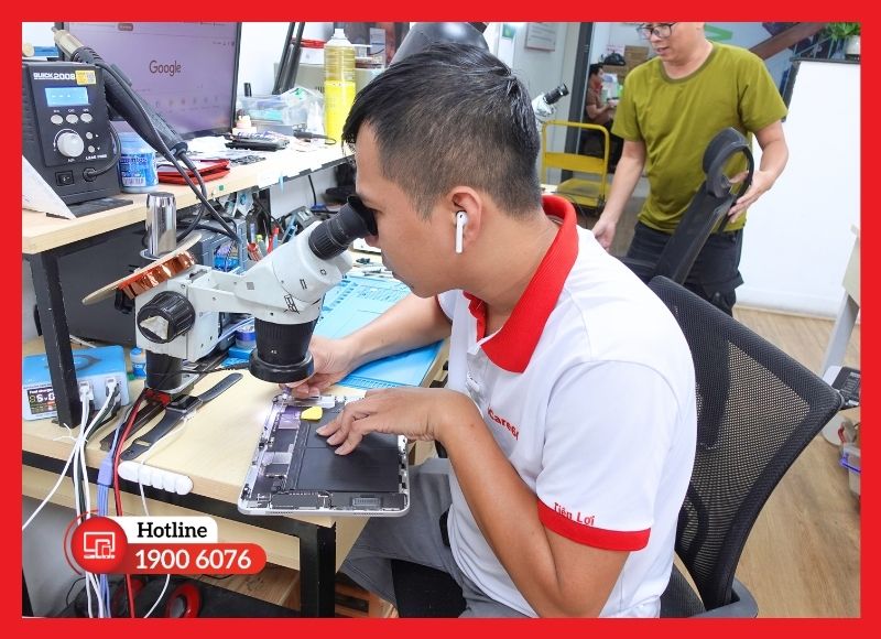 Đội ngũ iCare Center chuyên nghiệp đang thực hiện kiểm tra và thay chân sạc iPad Mini 6