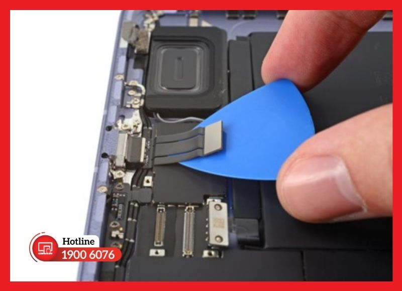 Cận cảnh linh kiện cổng USB-C và quy trình thay chân sạc iPad Mini 6 chuẩn bo mạch tại trung tâm.