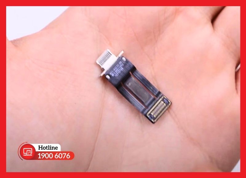 Hình ảnh minh họa đuôi sạc iPad Mini 6 bị biến dạng, không còn khớp hoàn toàn với cáp USB-C gây gián đoạn quá trình nạp pin.