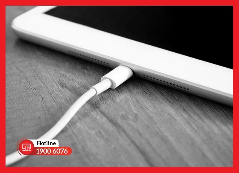 Hướng dẫn sử dụng cáp sạc đúng cách để bảo vệ tuổi thọ linh kiện sau khi thay đuôi sạc iPad Mini 6.