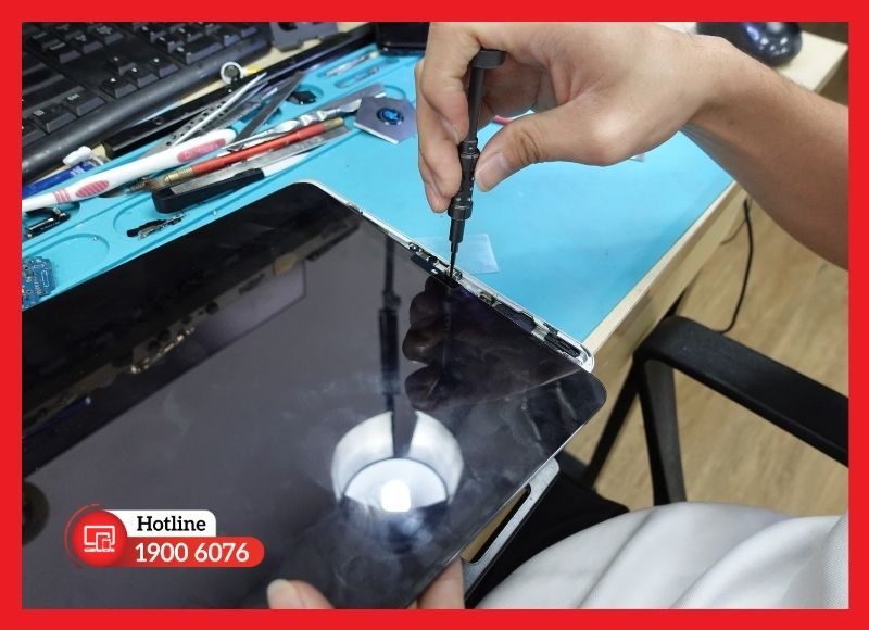 Kỹ thuật viên iCare Center vệ sinh cổng sạc iPad Pro 10.5 trước khi thay