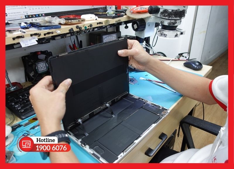 Quy trình thay chân sạc iPad Pro 10.5, test sạc pin và kết nối Apple Pencil trước khi bàn giao