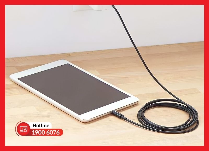 Dùng nắp che cổng và cắm cáp thẳng hướng giúp chân sạc mới bền lâu hơn