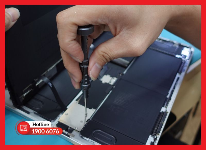 Quy trình thay chân sạc iPad Pro M2 12.9: test Local Dimming, hover và 3 chức năng Thunderbolt trước bàn giao