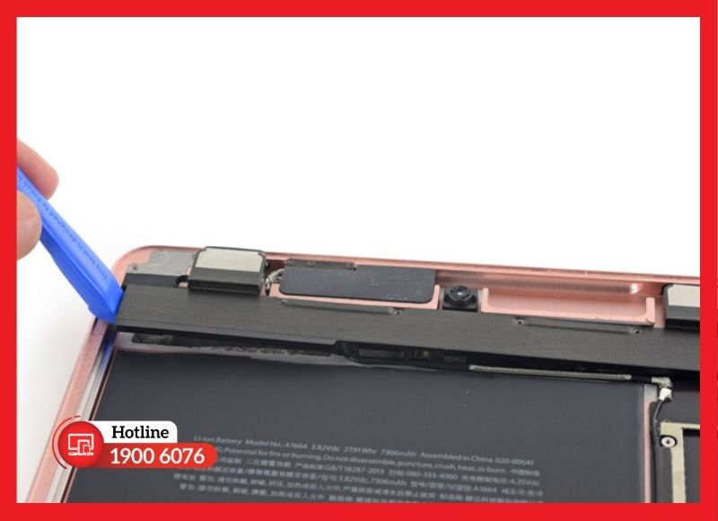 Cận cảnh cổng kết nối Lightning trên iPad Pro 9.7 với thiết kế tinh xảo