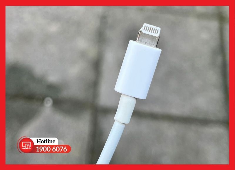 Các tác nhân vật lý và môi trường làm hỏng cổng cắm sạc trên thiết bị