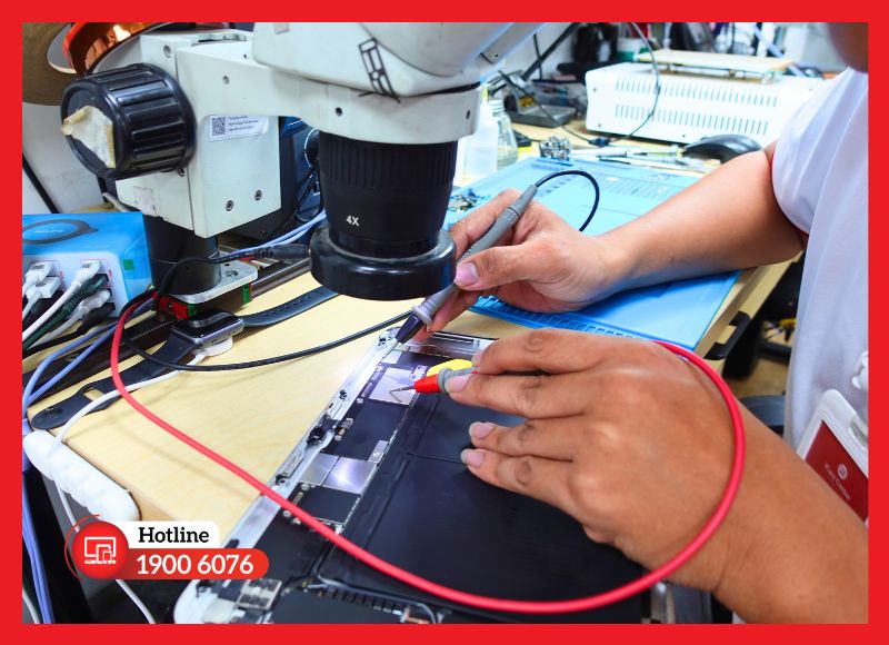 Kỹ thuật viên kiểm tra lỗi phần cứng và tiến hành thay cảm ứng iPad Mini 5 cho máy bị liệt, loạn điểm chạm.