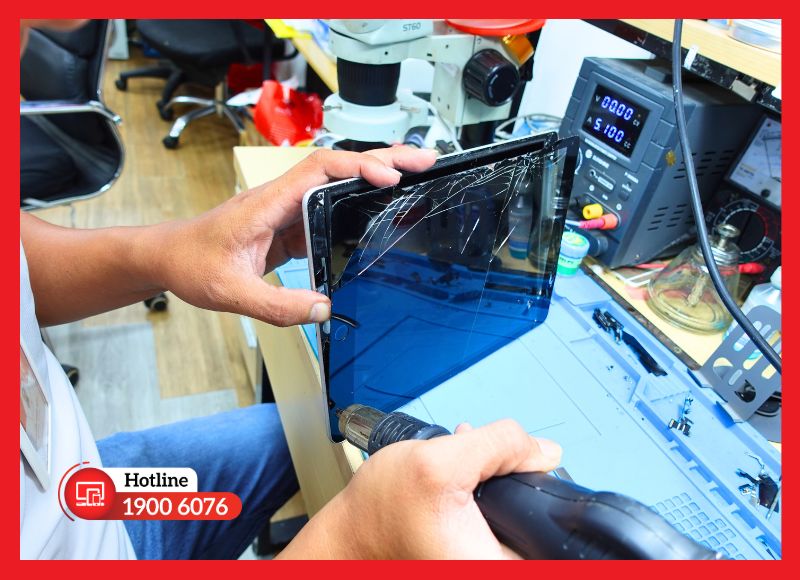 Kỹ thuật viên iCare Center đang thực hiện các công đoạn ép cảm ứng iPad Mini 5 bằng máy móc hiện đại dưới sự giám sát trực tiếp của khách hàng.