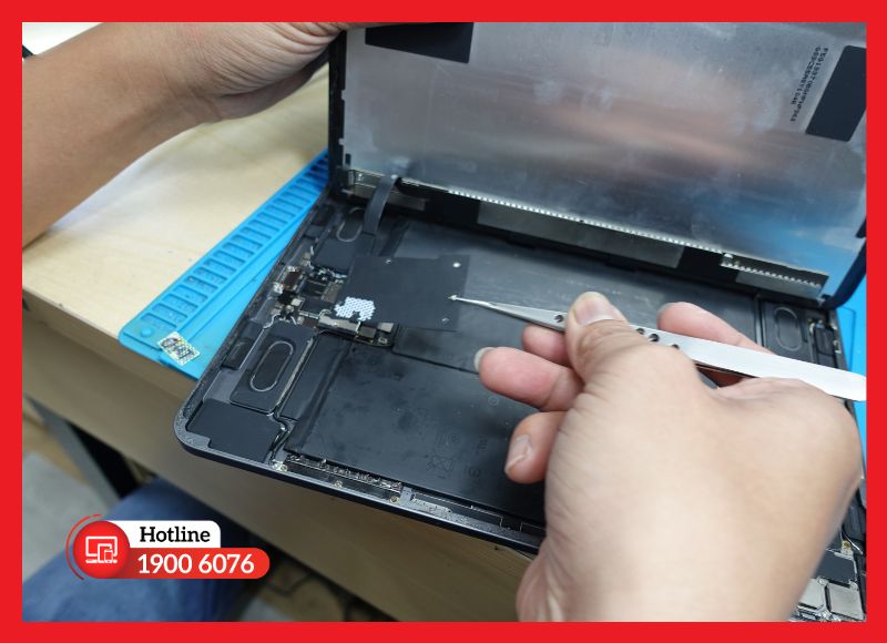Kỹ thuật viên iCare Center vệ sinh và kiểm tra chặt chẽ cáp connector trước khi tư vấn thay kính cảm ứng iPad Pro 12.9 2021.