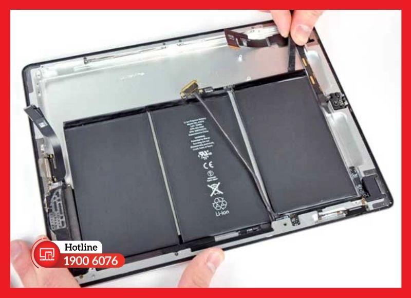 Tác động cơ học và áp lực từ pin phồng là tác nhân chính gây nứt vỡ cụm màn hình iPad Pro 9.7.