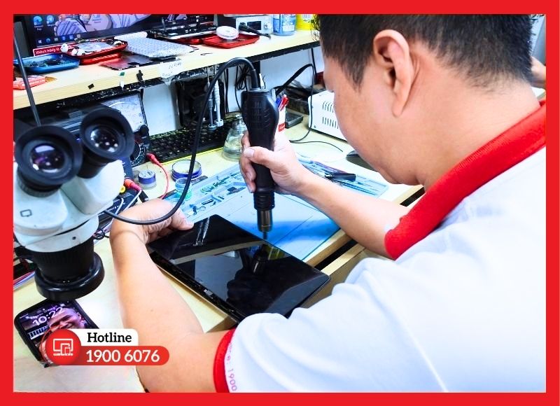 Quy trình bóc tách màng keo và ép kính iPad Pro 9.7 được thực hiện minh bạch bằng máy móc chuyên dụng.