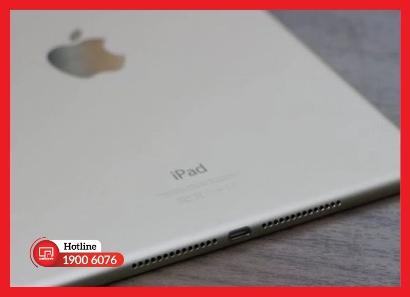 Cận cảnh linh kiện loa iPad Gen 6 bị rách màng và oxy hóa gây lỗi âm thanh.