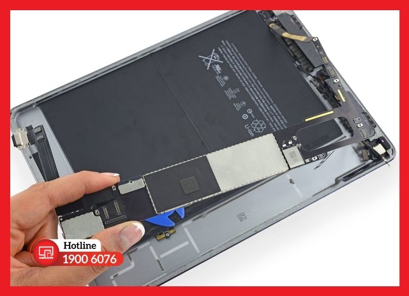 Linh kiện loa iPad Gen 7 bị hư hỏng màng và gỉ sét do tác động môi trường.