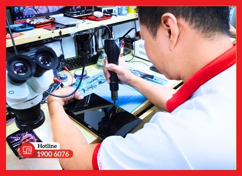 Kỹ thuật viên iCare Center đang thực hiện thay loa iPad Gen 8 chuyên nghiệp tại TP.HCM.